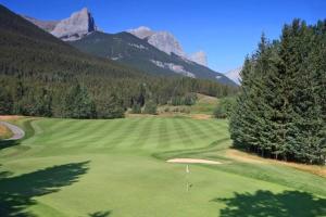 Canmore Chalet with Hot tub at Three Sisters Mtn平面图