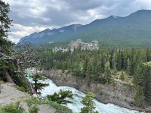 Canmore Chalet with Hot tub at Three Sisters Mtn平面图