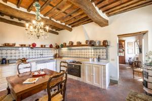 马斯蒂亚诺Villa Igea的厨房配有木桌和吊灯。