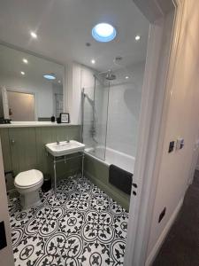 温彻斯特Riverside 3 Bed House的浴室配有卫生间、盥洗盆和淋浴。