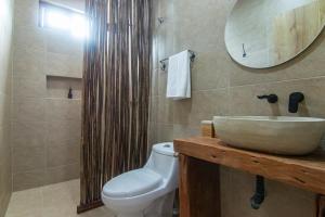 圣玛尔塔Hotel Boutique de playa - Casa Solhu的一间带水槽、卫生间和镜子的浴室
