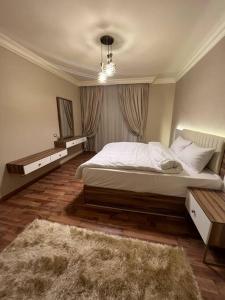 Sheikh Zayedدوبلكس بيفرلي هيلز اربع غرف الشيخ زايد فرش مودرن的卧室配有一张白色大床和地毯。