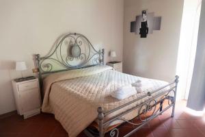 卢卡Bed and breakfast Villa Torre degli Onesti Apartments的一间卧室配有一张带镜子的床
