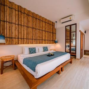 库德岛库德岛休闲海度假村的一间卧室,卧室内配有一张大床