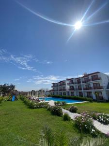 伊察Hotel La Colina的享有带游泳池的度假村景致