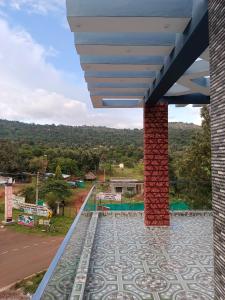 耶拉吉里YELAGIRI ROYAL RESIDENCY的从马赛克地板房子的阳台上可欣赏到风景