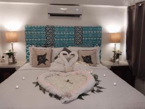 圣佩德罗Bella Vista Resort Belize的心形枕头的床