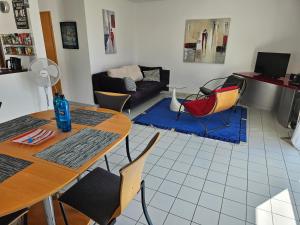 施韦青根Komfortables 3-Zimmer Apartment in Schwetzingen zwischen Mannheim und Heidelberg的客厅配有桌椅和沙发