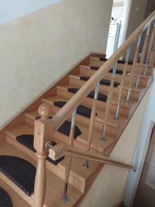 扎莫希奇Morfeusz的木楼梯,带木梯和木栏杆