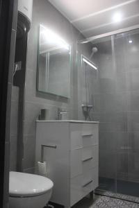 普拉加德阿罗Apartamento primera línea de mar的浴室配有卫生间、盥洗盆和淋浴。