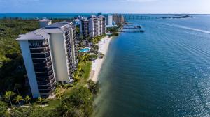 Punta RassaResort Harbour Properties - Fort Myers / Sanibel Gateway的海滩上的度假村的空中景观