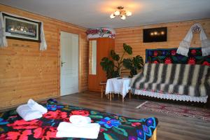 BrebCasa Vladicu的一间设有床铺和桌子的房间