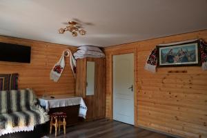 BrebCasa Vladicu的客厅设有木墙和吊灯。