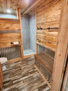 ButlerCabin的木制浴室设有卫生间和淋浴。