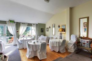 科芙Robin Hill House Heritage Guest House的一间设有桌子和白色桌布的房间
