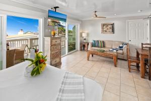 卡尔斯巴德海洋棕榈滩度假酒店的客厅配有沙发和桌子