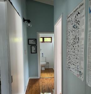 自然谷Stok&Hoed的走廊上设有厕所,房间拥有蓝色的墙壁