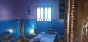 OuzoudDAR OUZOUD Vegan的蓝色的卧室设有床和窗户