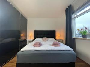 NjarðvíkAirport Comfort Home的一间卧室配有一张大床和两个枕头