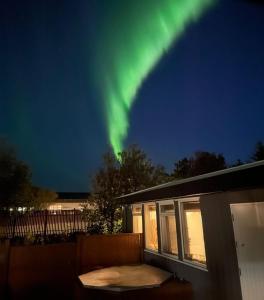 NjarðvíkAirport Comfort Home的天空中极光之家公寓
