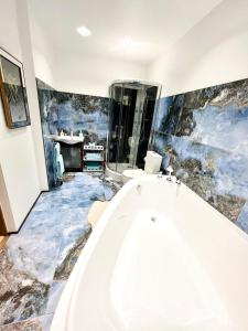 里加Bierini Park Studio的带浴缸和盥洗盆的浴室