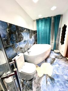 里加Bierini Park Studio的一间带卫生间和浴缸的浴室