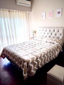 科连特斯Dpto Costanera的卧室设有一张大床,卧室设有大窗户