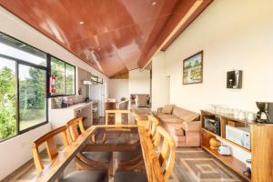 蒙泰韦尔德哥斯达黎加Monteverde Ecolove的厨房以及带木桌和椅子的客厅。