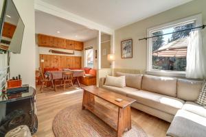 Soda SpringsMountain Cabin with Deck Less Than 1 Mile to Ski Resort!的客厅配有沙发和桌子