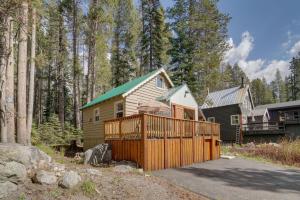 Soda SpringsMountain Cabin with Deck Less Than 1 Mile to Ski Resort!的树林中带木栅栏的房子