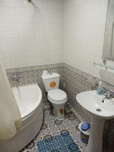 希瓦Khiva Bibimariyam的一间带卫生间和水槽的浴室