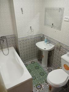 希瓦Khiva Bibimariyam的一间带水槽、浴缸和卫生间的浴室