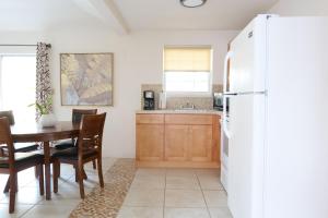 Mount Pleasant派珀公寓的厨房配有桌子和冰箱