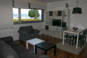 艾利亚德亚罗萨Apartamento de Mar y Playa en Illa de Arousa的客厅配有沙发和桌子