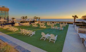 弗吉尼亚海滩Marriott Virginia Beach Oceanfront Resort的草坪上的一组桌椅