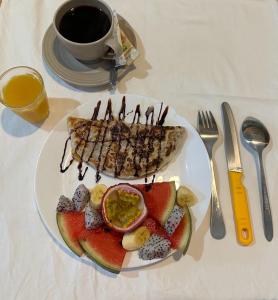 湄南海滩Samui Zenity的桌上一盘带肉和水果的食物