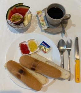 湄南海滩Samui Zenity的夹三明治和咖啡的白盘