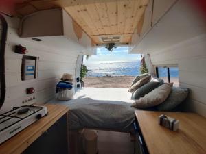 大加那利岛拉斯帕尔马斯Sleepfurgo的配有一张床的大篷车,享有海滩美景