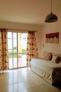 巴拉那La Casona的一间卧室设有一张床和一个滑动玻璃门