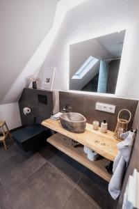 普吕姆Eifellodge - am roten Sandberg的一间带水槽和镜子的浴室