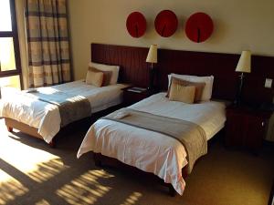 马加利斯堡马罗彭精品酒店 的一间酒店客房,房间内设有两张床