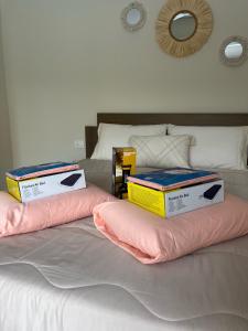 圣贝纳迪诺Quinta El Escondido的两盒睡在床上