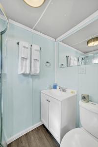 埃斯卡诺巴Eagles Nest Motel Unit 2的带淋浴、盥洗盆和卫生间的浴室