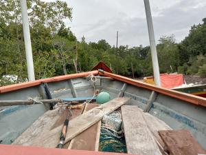 Kampong PandanThe BoatBnB的木座船和桨船