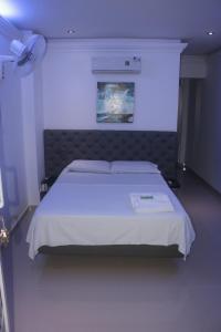 San Juan NepomucenoHotel Malibu的卧室配有一张白色大床