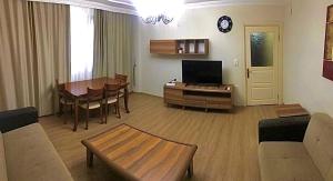 亚洛瓦Апартаменты для семьи (№4)的带沙发、桌子和电视的客厅
