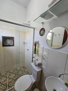 卡兰卡斯Chalé Arcos do Sol - Carrancas的一间带卫生间、水槽和镜子的浴室