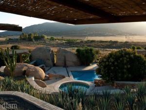 瓜达鲁佩镇La Villa del Valle的享有沙漠景致的带游泳池的度假酒店