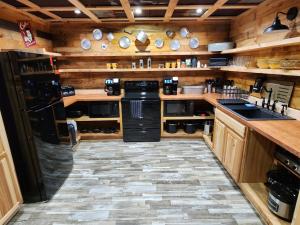 ButlerTent site的一个带木墙和木台面的大厨房