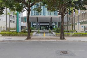 圣保罗伊比拉普埃拉绿色广场酒店的建筑前有树木的街道